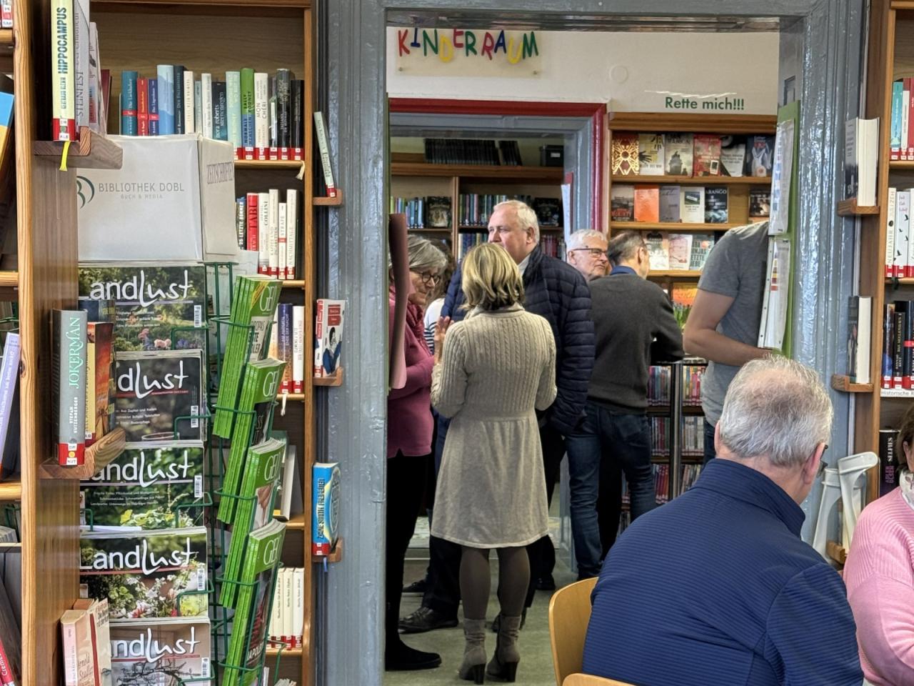 Besucher:innen in den Räumlichkeiten der Bibliothek Dobl
