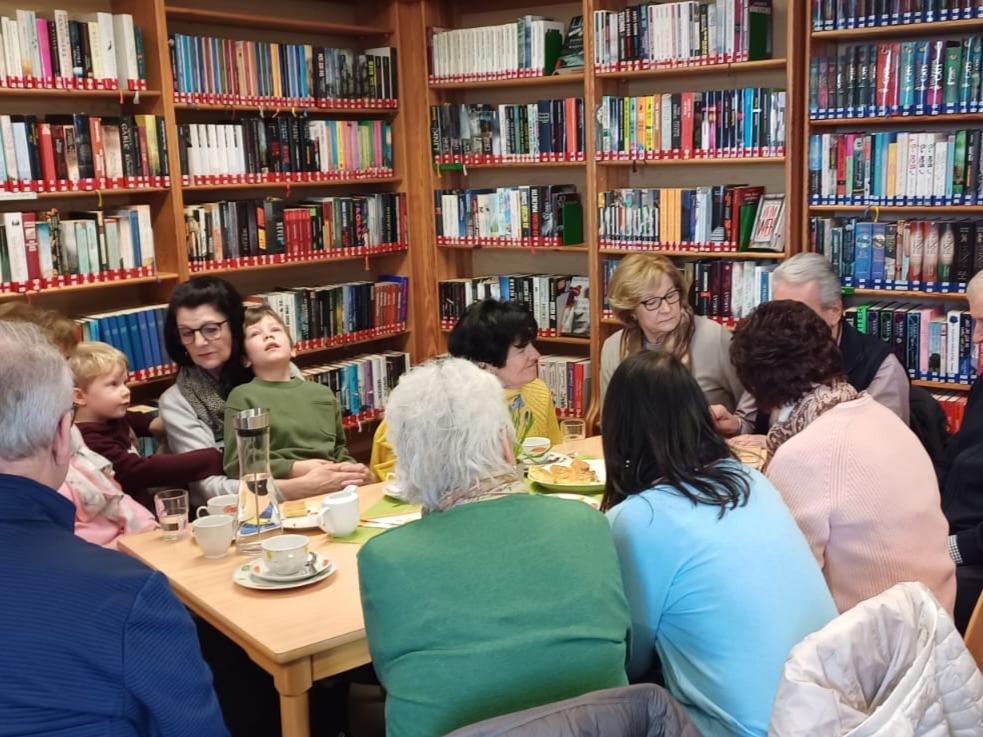 Besucher der Bibliothek Dobl beim Bibliothekskaffee im März