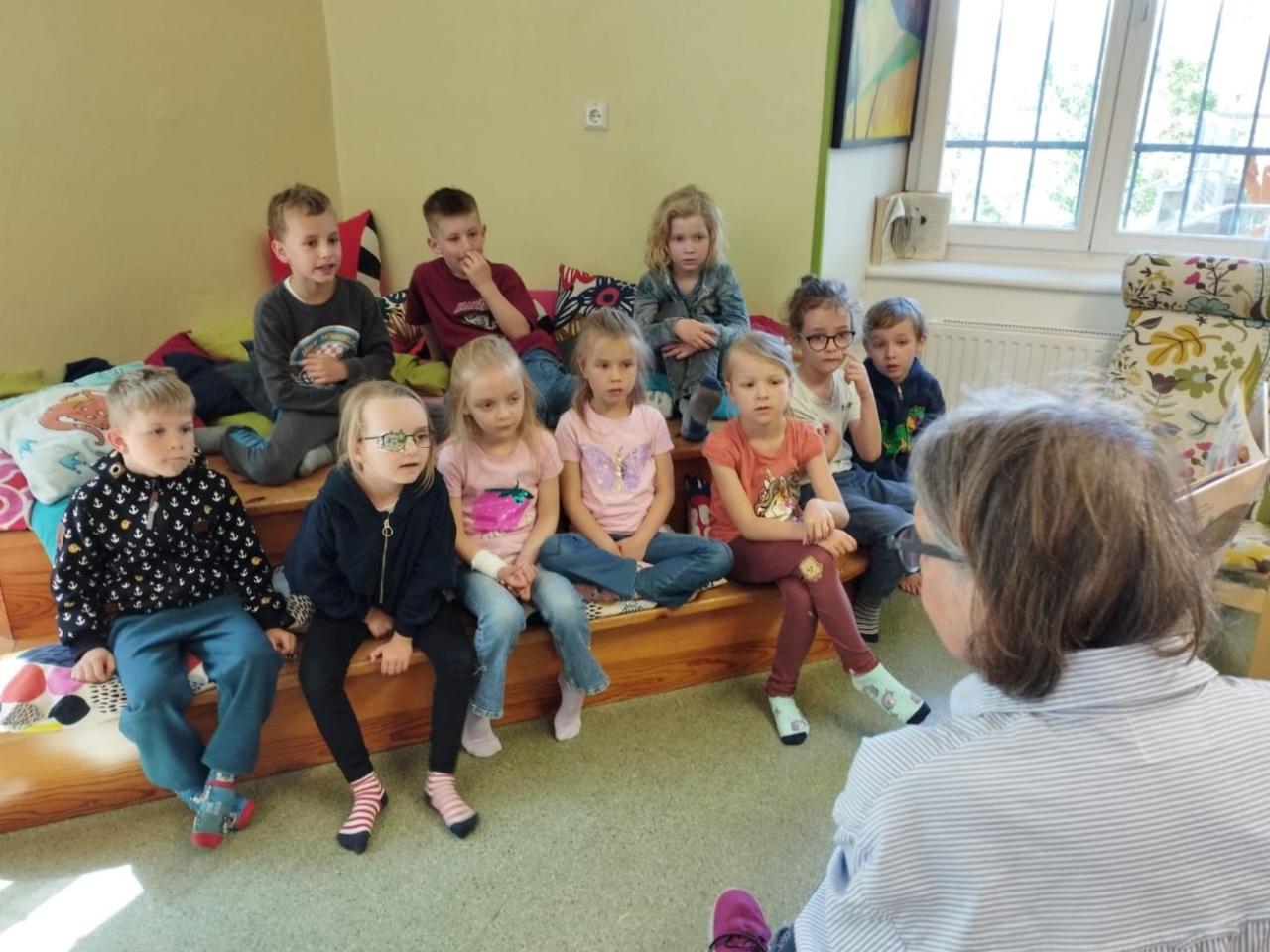Pinsel trifft Buch Kindergarten Springinkerl