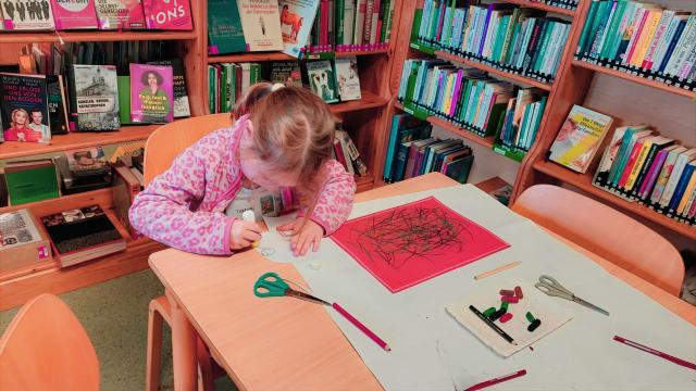 Mädchen malt ein  Nest für Rabenrosa