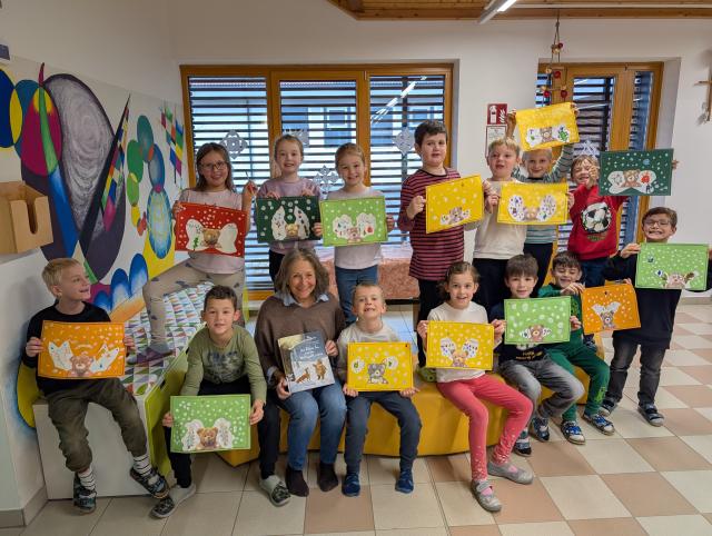 Die Schulkinder aus Zwaring-Pöls präsentieren ihre Bärenengel