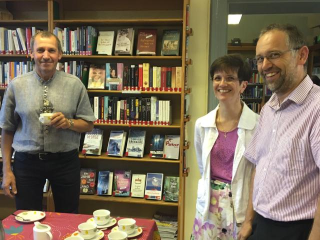 Besucher*innen beim Kaffee