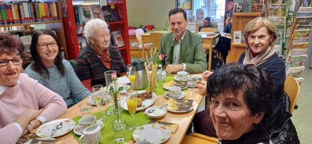 NR Ernst Gödl mit einigen Besucher*innen