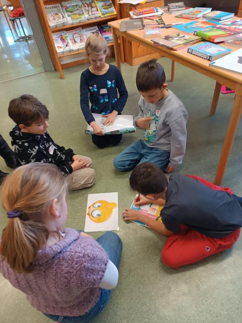 Kinder bei der Projektarbeit