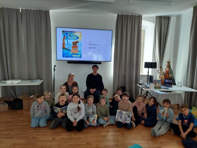 Matthäus Bär mit Kindern der VS Zwaring