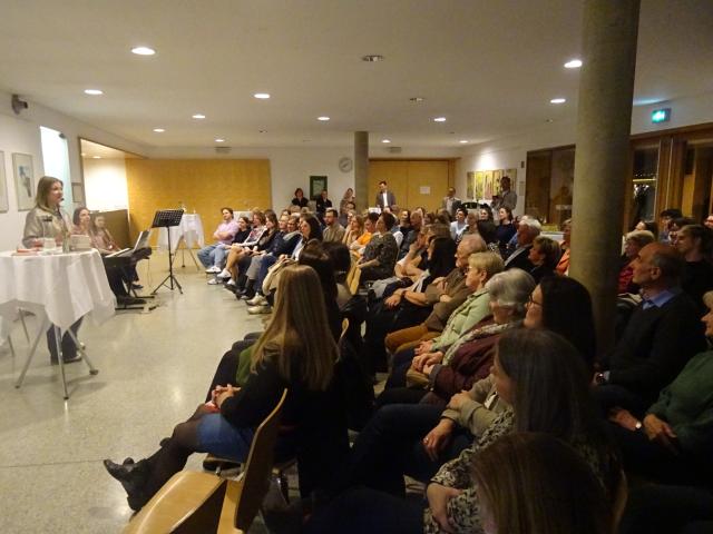 Blick auf das Publikum während der Lesung "Grazer Stiche" der Bibliothek Dobl