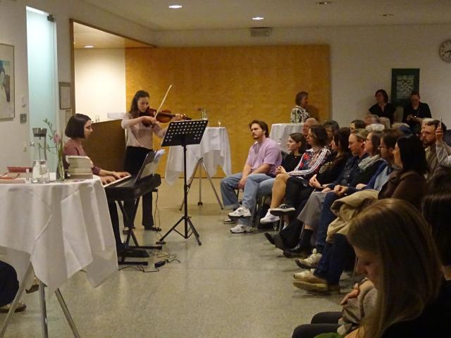 Anna Kainz auf der Violine und Kathrin Mühlferli am Klavier begleiten die Lesung.