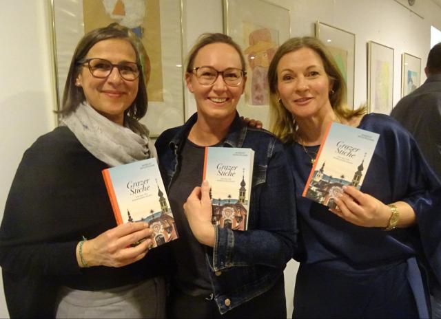 Margot Mühlfellner mit Freundinnen nach der Lesung von "Grazer Stiche"