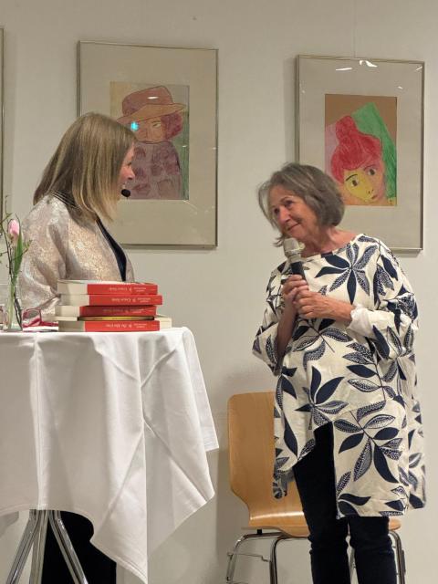 Ilse Hiebl vom Bibliotheksteam Dobl-Zwaring bedankt sich bei Margot Mühlfellner