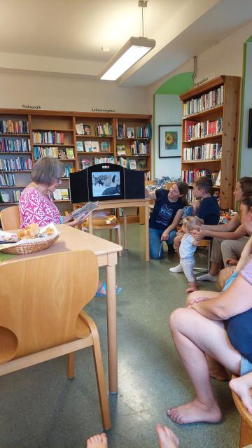 Vorlesen zweites Buch Babyfrühstück Bibliothek Dobl