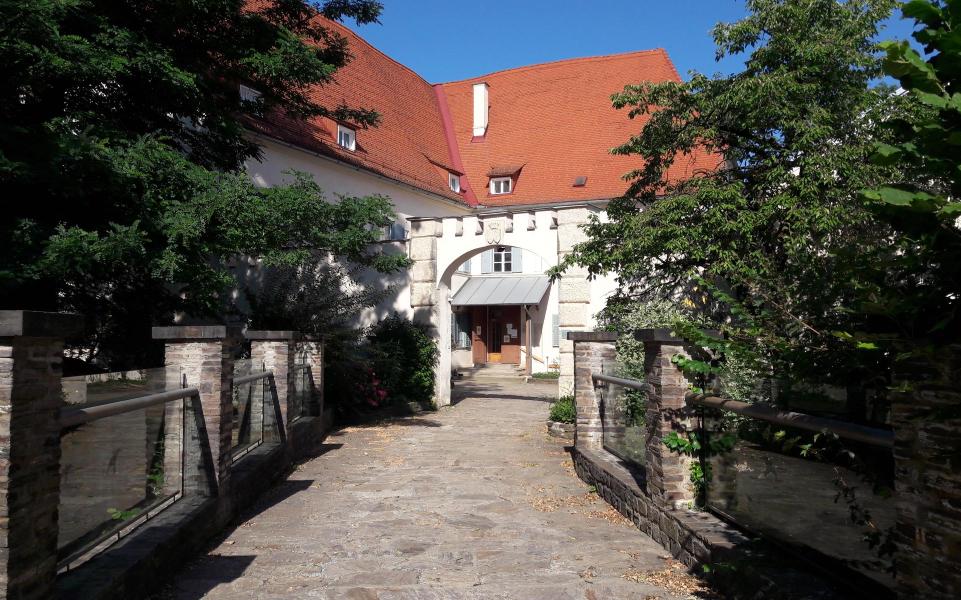 Bild von der Schlosszufahrt