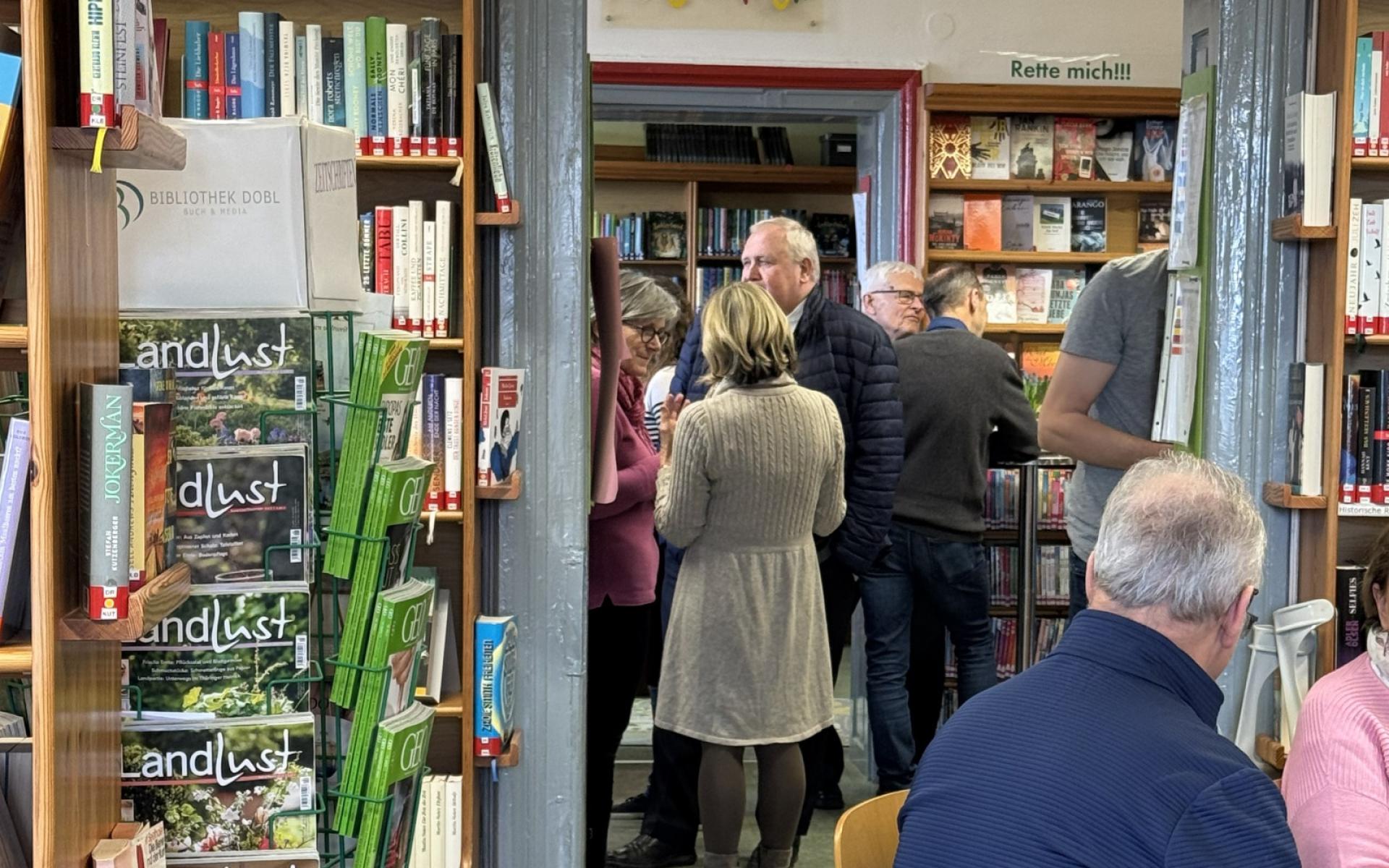 Besucher:innen in den Räumlichkeiten der Bibliothek Dobl