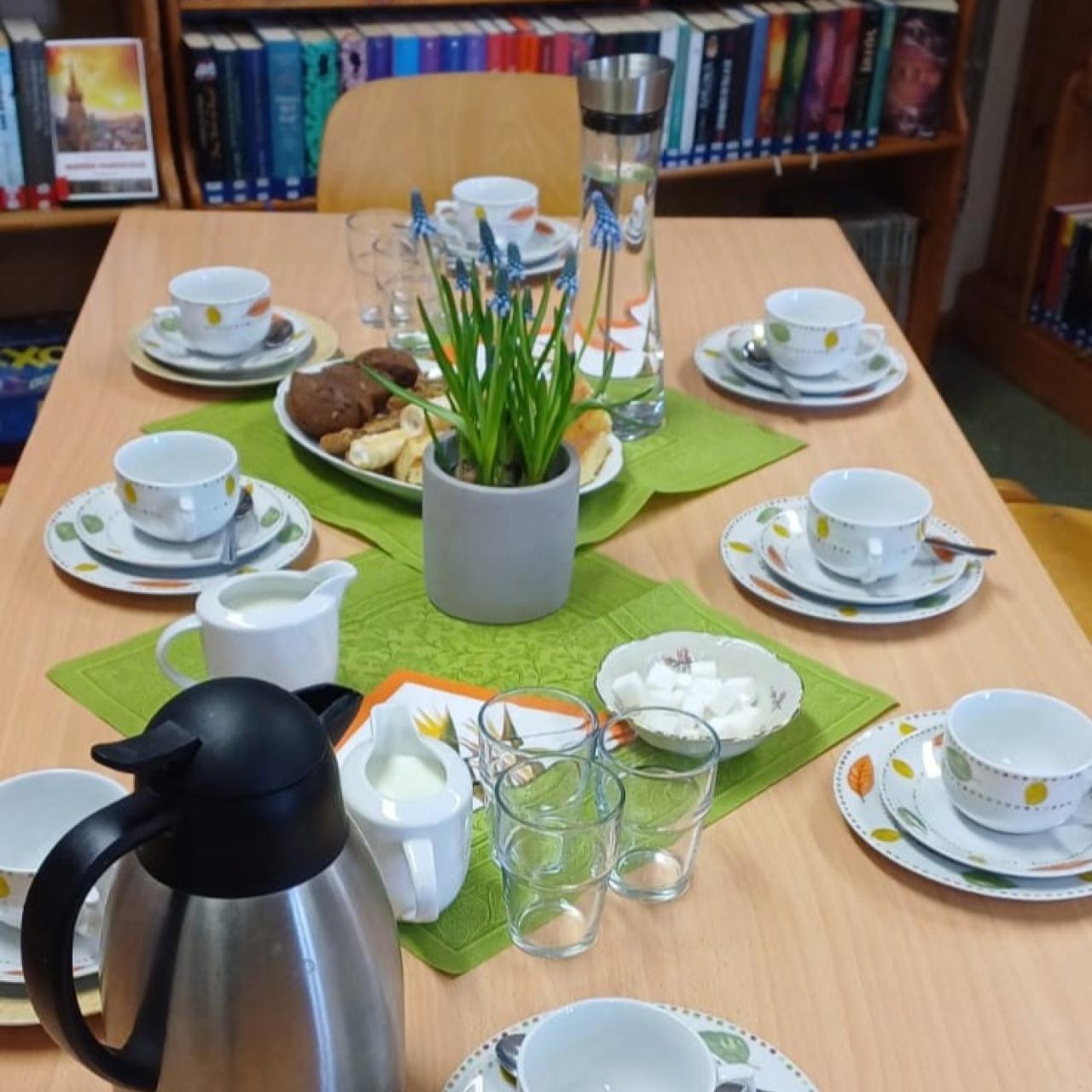 Gedeckter Tisch beim Bibliothekskaffee