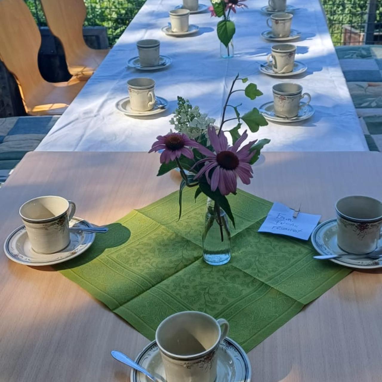 Gedeckter Tisch auf der Terrasse beim Bibliothekskaffee in Dobl